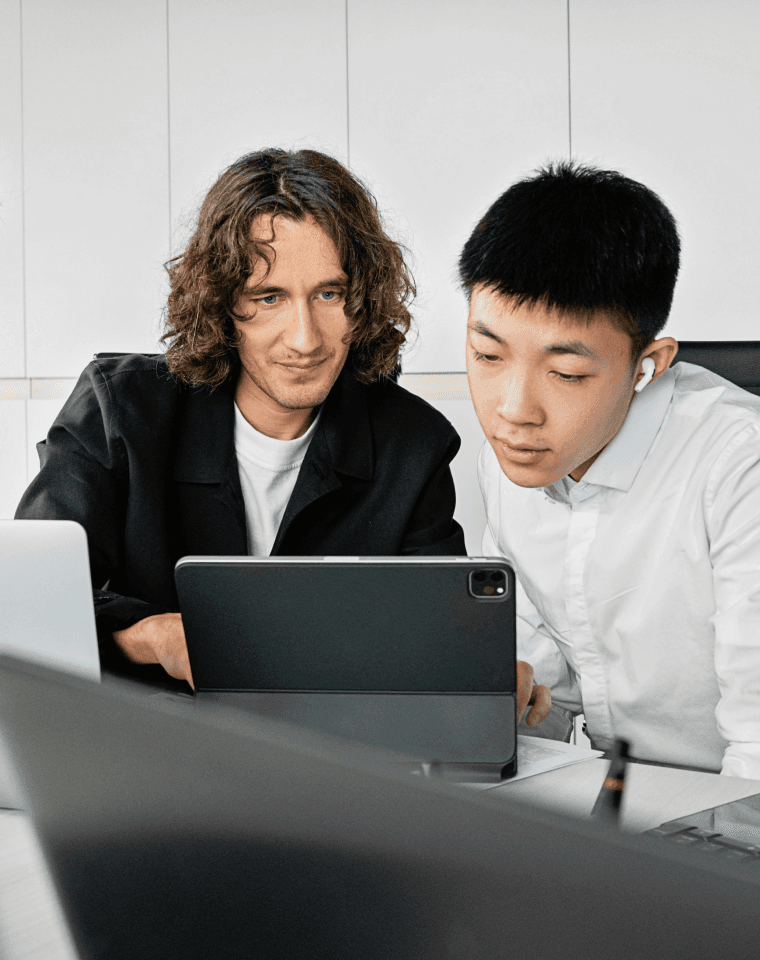 Dos personas mirando una tablet